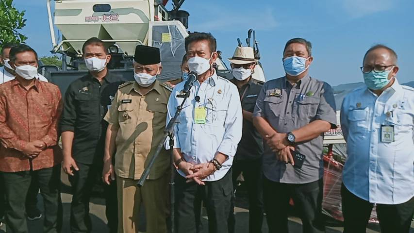 Menteri Pertanian (Mentan) Syahrul Yasin Limpo (tengah) didampingi Bupati Malang Muhammad Sanusi (tiga dari kiri). (Foto: Rap/Tugu Jatim)
