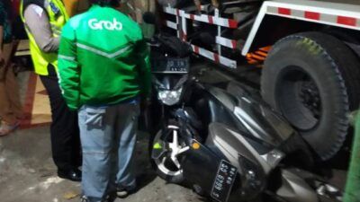 Kondisi sepeda motor yang ringsek dihantam truk tangki. (Foto: Humas Polres Tuban/Tugu Jatim)