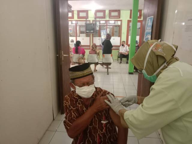 Vaksinasi Covid-19 pada lansia di Kota Batu. (Foto: Sholeh/Tugu Jatim)