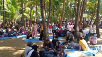 Salah satu objek wisata pantai di Tuban yang masih ramai pengunjung, foto diambil pada 11 April 2021. (Foto: Rochim/Tugu Jatim)