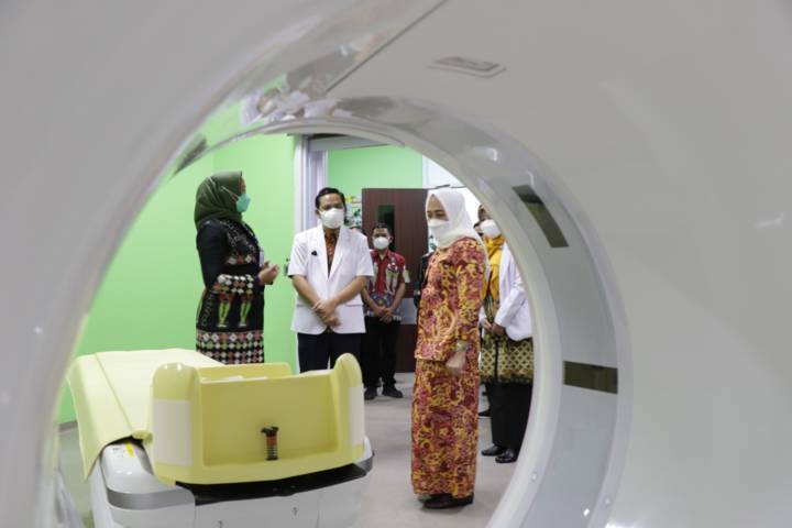 Bupati Bojonegoro Anna Muawanah melihat fasilitas CT Scan di RSUD Sumberrejo. (Humas Pemkab Bojonegoro/Tugu Jatim)