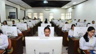 Pelamar CPNS Kementerian ESDM saat mengikuti tes kemampuan dasar di Kantor Regional X BKN Denpasar beberapa waktu lalu. (Foto: Dokumen/ESDM)