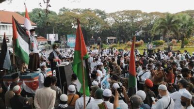 Wali Kota Malang Sutiaji ikut berorasi dukung Palestina. (Foto:Azmy/Tugu Jatim)