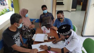 Saat pihak keluarga korban mendatangi RSUD dr R. Koesma Tuban. (Foto: Humas Polres Tuban)