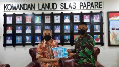 Danlanud Silas Papare Jayapura Papua, Marsekal Pertama TNI Budhi Achmadi sedang memberi tegur sapa dalam Tugu Media Goes to Campus bersama 4 PTN di Surabaya meliputi Unair, Unesa, ITS dan UINSA, Senin (24/05/2021). (Foto: Dokumen/Tugu Jatim)