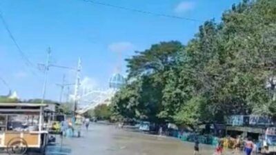 Fenomena jenis gelombang sedang-tinggi, akibatnya banjir rob terjadi di kawasan pesisir Kota Surabaya, Jumat (28/05/2021). (Foto: Rangga Aji/Tugu Jatim)