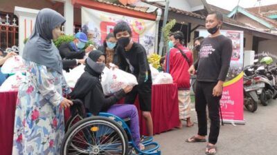 Tugu Media Group bekerja sama dengan komunitas Difabel Creative Community (DC²) menyalurkan bingkisan lebaran kepada rekan-rekan difabel, Jumat (7/5/2021). (Foto: Dokumen/Tugu Jatim)