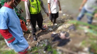 Polsek Pakisaji dan PMI mengevakuasi mayat bayi perempuan yang mengambang di Kabupaten Malang. (Foto: Polsek Pakisaji)