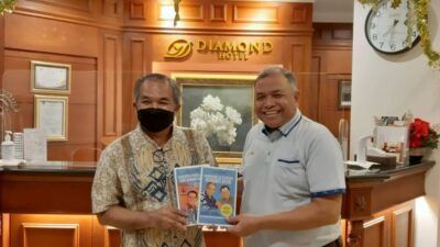 Pakar Komunikasi dan Motivator Nasional Dr Aqua Dwipayana memberikan buku karyanya kepada mantan Pangdam IV/Diponegoro Mayjen TNI Purn Sunindyo. (Foto: Dok/Tugu Jatim)