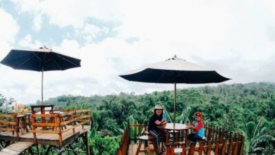 Salah satu keluarga yang menikmati sensasi Wisata Selo Tumpeng di Kabupaten Malang. (Foto: IG wisataselotumpeng.official/Tugu Jatim)