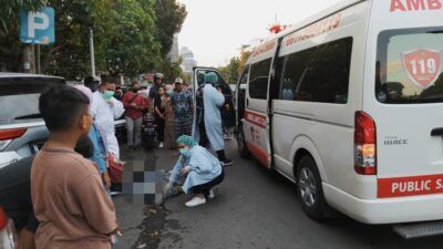 Tim PSC 119 Malang saat mengevakuasi korban tewas di tepi Jalan Kayutangan Heritage, Jumat (14/05/2021). (Foto:Azmy/Tugu Jatim)