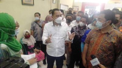 Wali Kota Surabaya Eri Cahyadi sedang bertemu dengan beberapa perwakilan warga Krembangan Selatan terkait persoalan pelayanan publik, Kamis (20/05/2021). (Foto: Rangga Aji/Tugu Jatim)