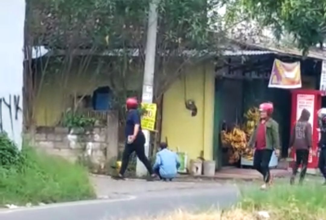 Saling Lempar Batu, 2 Kelompok Mahasiswa Papua di Malang Bentrok! 5 Aksi bentrok yang tak terhindarkan. (Foto:tangkapan layar video)