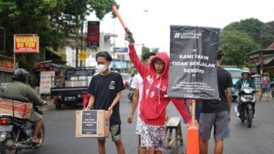 Pemuda Ledoksari, Malang menggalang donasi di jalan untuk korban laka mobil pikap yang terjadi di Poncokusumo pada Rabu (26/5/2021) lalu. (Foto: Istimewa)