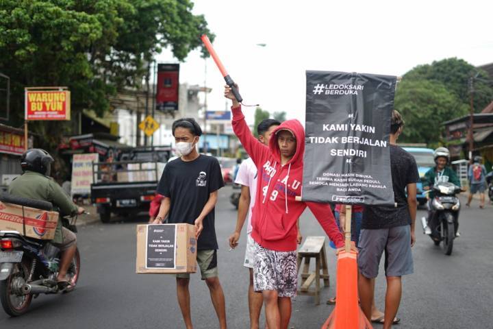 Pemuda Ledoksari, Malang menggalang donasi di jalan untuk korban laka mobil pikap yang terjadi di Poncokusumo pada Rabu (26/5/2021) lalu. (Foto: Istimewa)