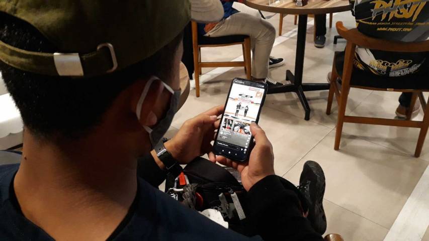 Seorang peserta komunitas Honda CB150R mengikuti launching virtual All New CB150R yang disiarkan melalui live Instagram, Sabtu (22/5/2021). (Foto: MPM Honda Jatim) tugu jatim