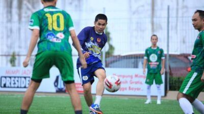 Pemain JMR Football Club (jersey biru) saat menjajal lapangan Mini Soccer di Abe Mini Stadium, Unggul Sports Center Malang, Rabu (5/5/2021). (Foto: Dokumen/Unggul Sports Center Malang)