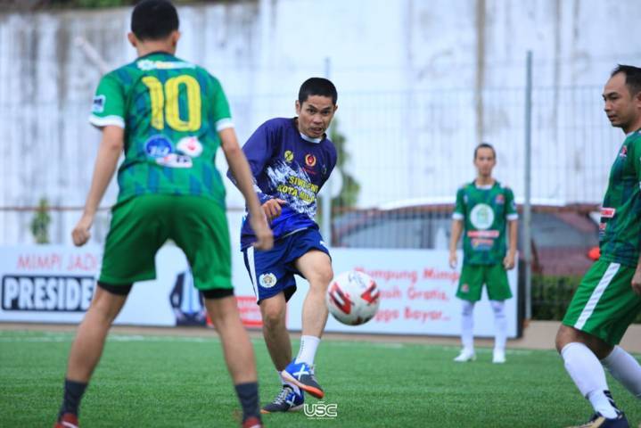 Pemain JMR Football Club (jersey biru) saat menjajal lapangan Mini Soccer di Abe Mini Stadium, Unggul Sports Center Malang, Rabu (5/5/2021). (Foto: Dokumen/Unggul Sports Center Malang)