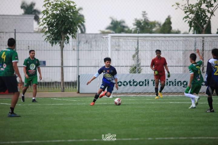 Pemain JMR Football Club (jersey biru) saat menjajal lapangan Mini Soccer di Abe Mini Stadium, Unggul Sports Center Malang, Rabu (5/5/2021). (Foto: Dokumen/Unggul Sports Center Malang)
