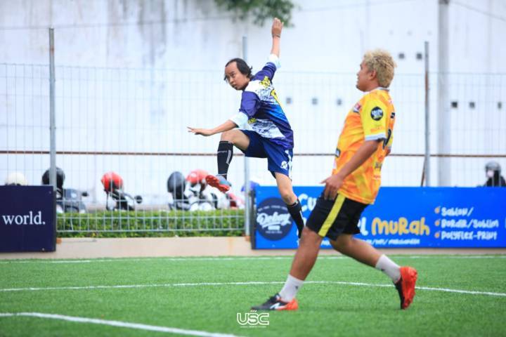 Pemain JMR Football Club (jersey biru) saat menjajal lapangan Mini Soccer di Abe Mini Stadium, Unggul Sports Center Malang, Rabu (5/5/2021). (Foto: Dokumen/Unggul Sports Center Malang)