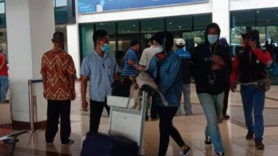 Suasana lalu lalang penumpang di Bandara Juanda, Rabu (05/05/2021). (Foto: Dimas Ari/Tugu Jatim)