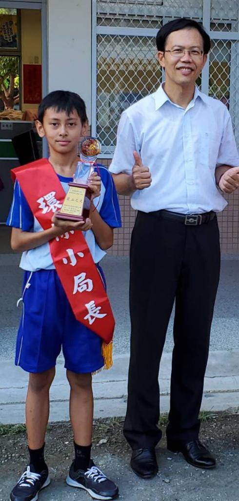 Keluarga asal Indonesia Raih Penghargaan Hari Keluarga Internasional di Kaohsiung, Taiwan 6 Habibi sebagai pengurus perlindungan lingkungan bersama kepala sekolah Kaohshiung Municipal Gushan Elementary School (Gao Yushan 高玉山). (Foto: Dokumen)