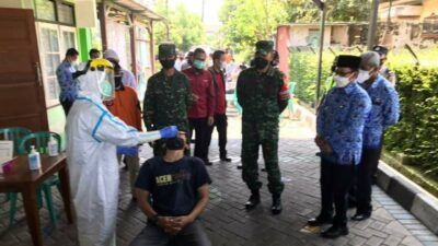 Wali Kota Malang Sutiaji memantau proses tes swab antigen puluhan warga Perumahan Bukit Hijau dan Permata Hijau, Tlogomas, Kota Malang. (Foto: M Ulul Azmy/Tugu Jatim) klaster tarwih