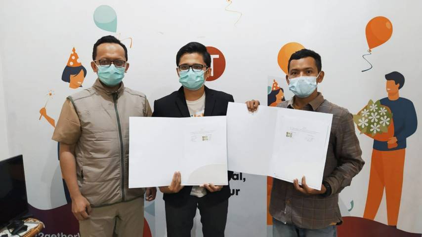 Pihak Pondok Inspirasi dan Tugu Media Group menunjukkan MoU kerja sama antar dua pihak di Kantor Tugu Media, Jalan Dirgantara A1-B12 Sawojajar, Kota Malang, Sabtu (22/5/2021). (Foto: M Ulul Azmy/Tugu Jatim)