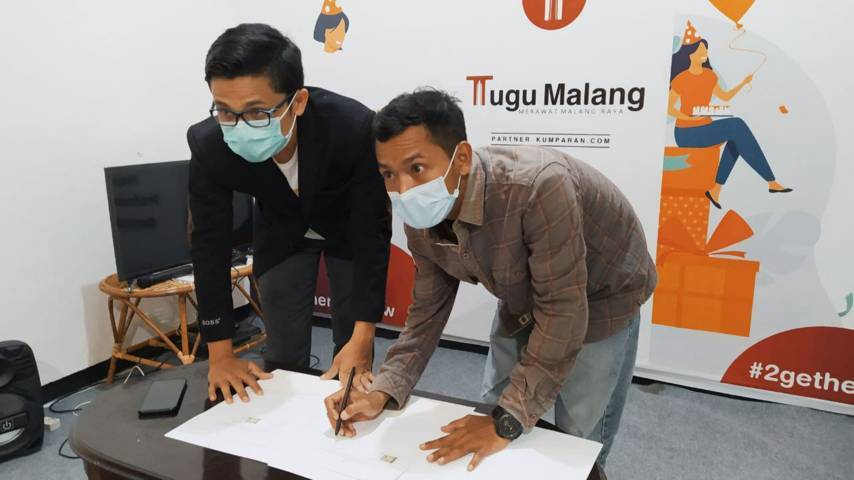 Penandatanganan MoU kerja sama antara Pondok Inspirasi dan Tugu Media Group di Kantor Tugu Media, Jalan Dirgantara A1-B12 Sawojajar, Kota Malang, Sabtu (22/5/2021). (Foto: M Ulul Azmy/Tugu Jatim)