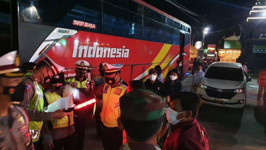 Petugas gabungan memeriksa bus dan kendaraan di perbatasan Jatim-Jateng wilayah Kabupaten Tuban untuk antisipasi warga yang nekat mudik. (Foto: Polres Tuban)