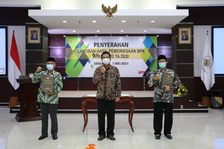 Fathul Huda dan Ketua DPRD Tuban, H.M. Miyadi menerima Opini WTP dari Kepala Perwakilan BPK Jawa Timur, Joko Agus Setyono di Kantor BPK Perwakilan Jawa Timur, Sidoarjo, Jumat (07/05/21). (Foto: Humas Pemkab Tuban)