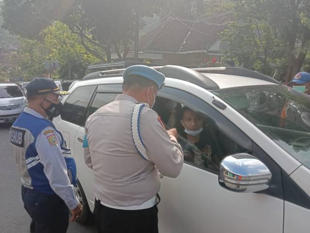 Petugas melakukan pemeriksaan kendaraan di jalur alternatif Kota Batu-Blitar, Minggu (9/5/2021). (Foto: M Sholeh/Tugu Malang/Tugu Jatim)