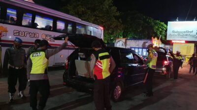 Petugas ketika melakukan pemeriksaan terhadap sejumlah kendaraan pada masa laranagn mudik Lebaran di perbatasan Jawa Tengah-Jawa Timur di Kabupaten Tuban beberapa waktu lalu. (Foto: Humas Polres Tuban)