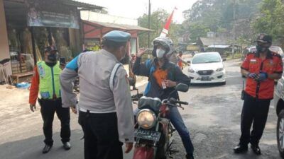 Jajaran petugas dari Polres Batu ketika melakukan pemeriksaan pengendara yang memasuki wilayah Kota Batu, Kamis (27/5/2021). (Foto: M Sholeh/Tugu Jatim)