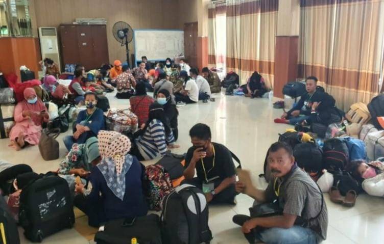 Para PMI yang transit dan melakukan karantina di Asrama Haji, Sukolilo, Surabaya dan dijemput oleh Dishub Tulungagung untuk dipulangkan, Jumat (07/05/2021). (Foto: Kominfo Jatim)