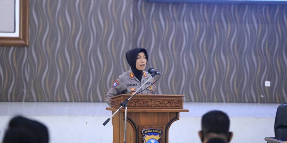 Satbinmas Polrestabes Surabaya melakukan Sosialisasi terkait Perpol No 04 Tahun 2020 di Gedung Bhara Daksa Polrestabes Surabaya, Kamis (27/05/2021). (Foto: Polrestabes Surabaya) tugu jatim