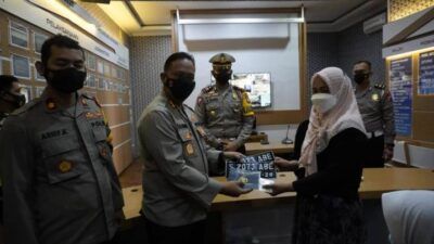 Penyerahan BPKB dan STNK kepada Alifatus Zuhria yang merupakan istri dari almarhum Kopda Khoirul Faizin kru kapal selam KRI Nanggala-402. (Foto : Polres Bojonegoro)