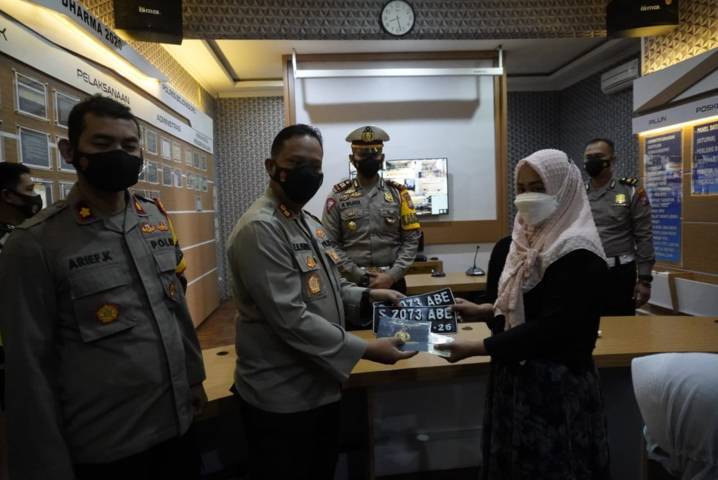 Penyerahan BPKB dan STNK kepada Alifatus Zuhria yang merupakan istri dari almarhum Kopda Khoirul Faizin kru kapal selam KRI Nanggala-402. (Foto : Polres Bojonegoro)