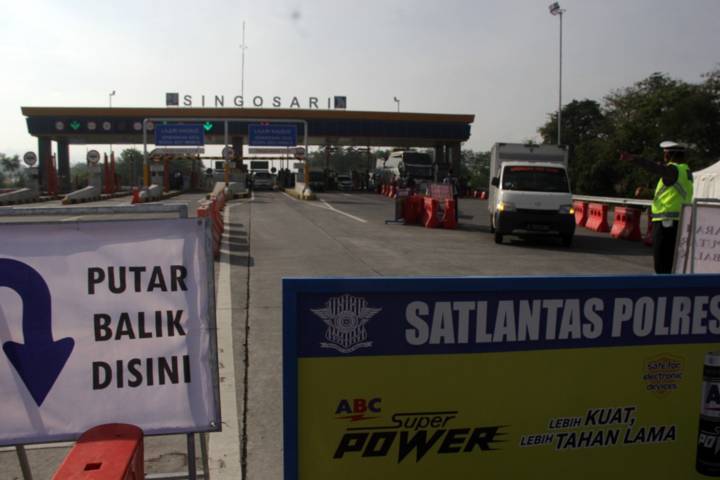 Penyekatan di exit tol Malang. Jika diketahui ada indikasi penumpang merupakan pemudik, maka petugas akan meminta pihak bersangkutan untuk putra balik. (Foto: Rubianto/Tugu Jatim)