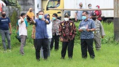 Wali Kota Malang, Sutiaji (tengah) saat tinjau lokasi di Tunggulwulung, Malang, pada Jumat (29/1/2021). (Foto: Pemkot Malang) tugujatim