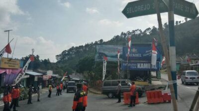 Petugas melakukan penyekatan kendaraan di jalur alternatif Kota Batu-Blitar yang dilakukan pada jam-jam tertentu yang dianggap rawan. (Foto: M Sholeh/Tugu Malang/Tugu Jatim)