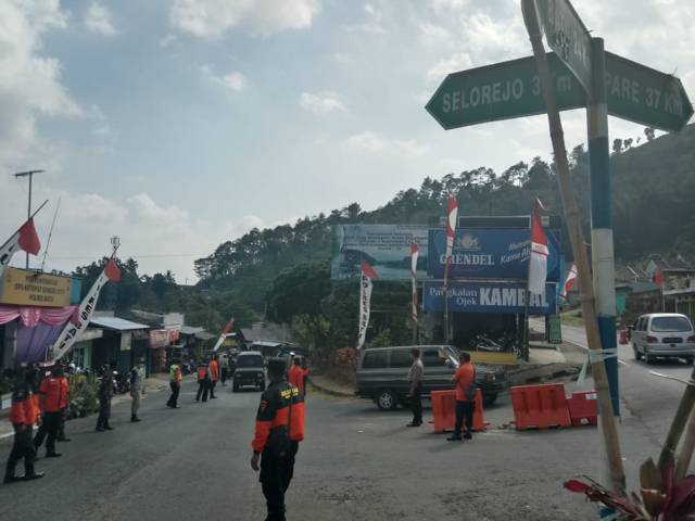 Petugas melakukan penyekatan kendaraan di jalur alternatif Kota Batu-Blitar yang dilakukan pada jam-jam tertentu yang dianggap rawan. (Foto: M Sholeh/Tugu Malang/Tugu Jatim)