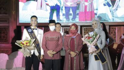 Gelaran acara penobatan Duta Narkoba di Pendopo Kridha Manunggal Tuban, Rafli dan Cinta (kanan dan kiri) berfoto bersama dengan Bupati Tuban, Fathul Huda (dua dari kiri). (Foto: Humas Pemkab Tuban)