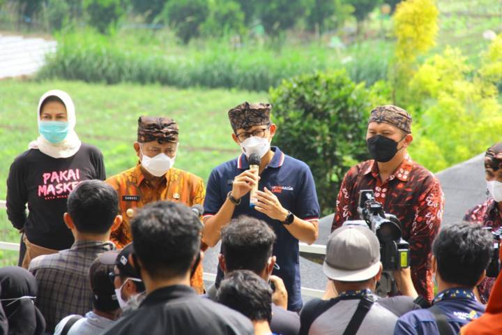 Menteri Pariwisata dan Ekonomi Kreatif (Menparekraf) Sandiaga Uno saat melawat ke Desa Wisata Pujon Kidul, Kabupaten Malang, Sabtu (22/5/2021). (Foto/Istimewa)