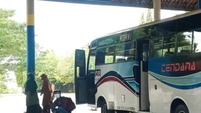 Beberapa penumpang terlihat duduk di Terminal Rajekwesi Bojonegoro untuk menunggu keberangkatan bus. (Foto: Mila Arinda/Tugu Jatim)