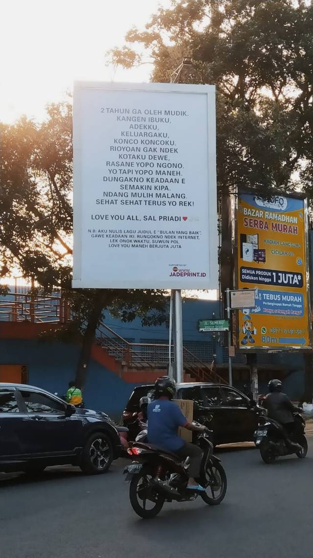Papan reklame isi surat rindu Sal Priadi di sudut Jalan Semeru Stadion Gajayana Kota Malang. (Foto: M Ulul Azmy/Tugu Jatim)
