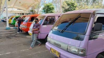 Para sopir angkot bercengkrama sambil menunggu penumpang di terminal Kota Batu. (Foto: M Sholeh/Tugu Malang/Tugu Jatim)