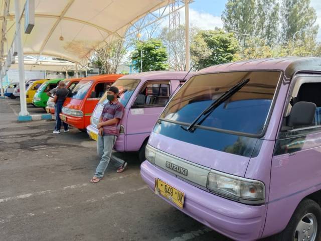 Para sopir angkot bercengkrama sambil menunggu penumpang di terminal Kota Batu. (Foto: M Sholeh/Tugu Malang/Tugu Jatim)