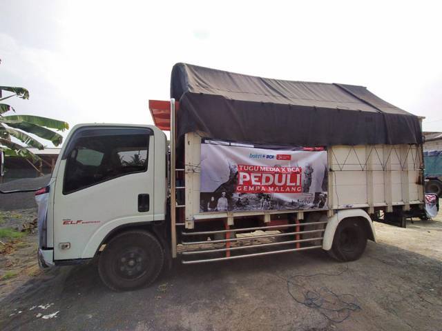 Salah satu truk yang menyalurkan donasi CSR dari BCA untuk korban gempa Malang memalui Tugu Media Peduli, Selasa (25/5/2021). (Foto: Dokumen/Tugu Jatim)