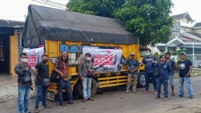 Kru dan karyawan Tugu Media Group berfoto bersama saat akan membernagkatkan truk donasi Tugu Media Peduli, Selasa (25/5/2021). (Foto: Rubianto/Tugu Jatim)